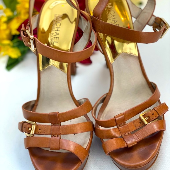 MICHAEL KORS….. brand women shoes size 10. Brown color with golden trim heels - Picture 5 of 5